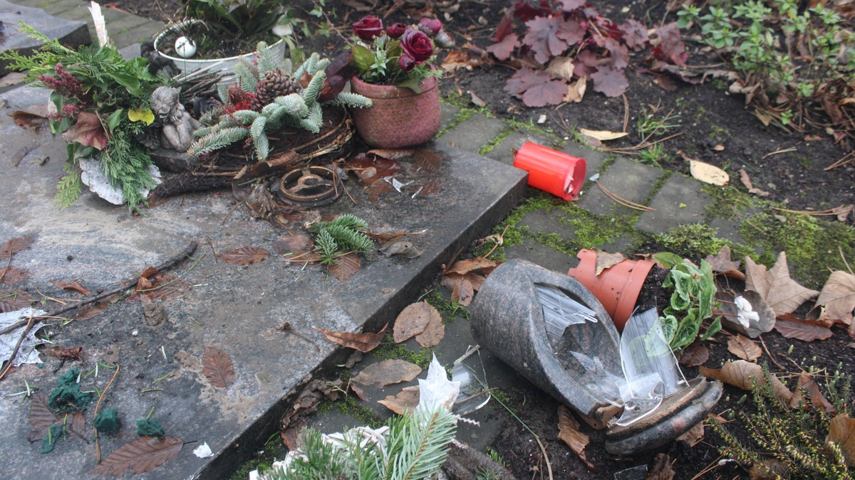 POL-VIE: Viersen-Bockert: Unbekannte beschädigen Gräber mit einem Auto - Foto: presseportal.de