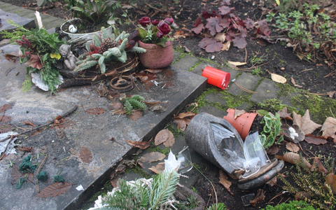 POL-VIE: Viersen-Bockert: Unbekannte beschädigen Gräber mit einem Auto - Foto: presseportal.de