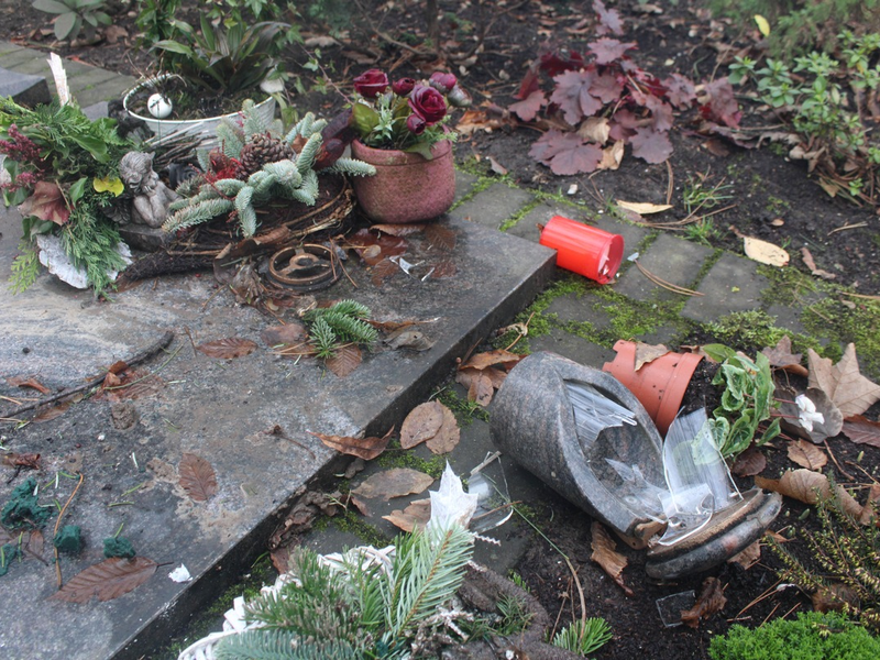 POL-VIE: Viersen-Bockert: Unbekannte beschädigen Gräber mit einem Auto - Foto: presseportal.de