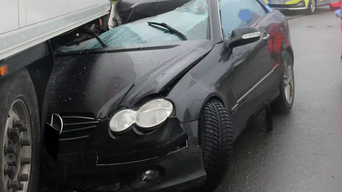 POL-MI: Auto kracht gegen Sattelzug-Anhänger - Bild: presseportal.de