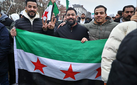 Syrer in Deutschland feiern den Sturz von Assad in Syrien am 08.12.2024 - Foto: über dts Nachrichtenagentur