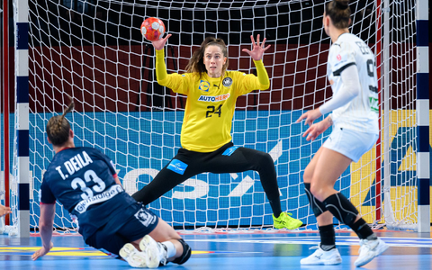 Sah einen kämpferischen, aber fehlerhaften Auftritt der DHB-Frauen: Bundestrainer Markus Gaugisch. - Foto: Marco Wolf/wolf-sportfoto/dpa