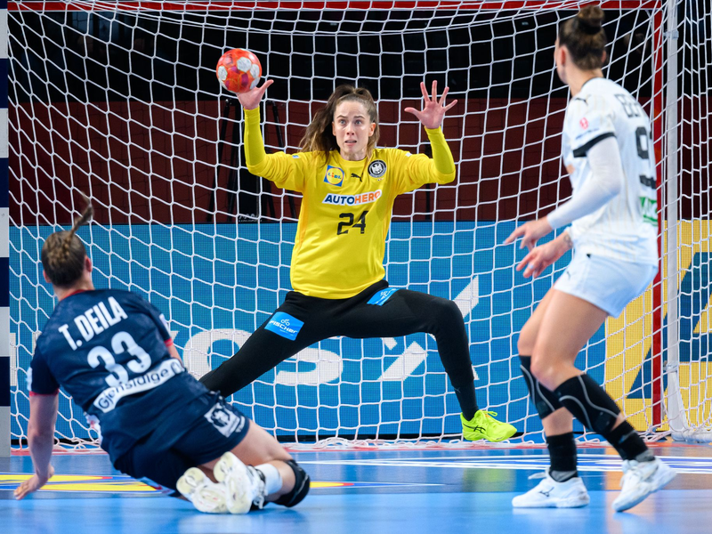 Sah einen kämpferischen, aber fehlerhaften Auftritt der DHB-Frauen: Bundestrainer Markus Gaugisch. - Foto: Marco Wolf/wolf-sportfoto/dpa
