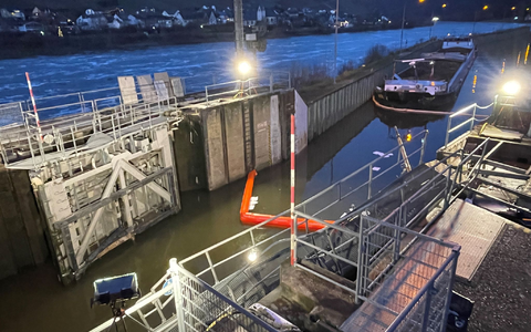 Noch gibt es keine Lösung für die Schiffe auf der Mosel, die nicht weiterkommen.  - Foto: WSA Mosel-Saar-Lahn/dpa