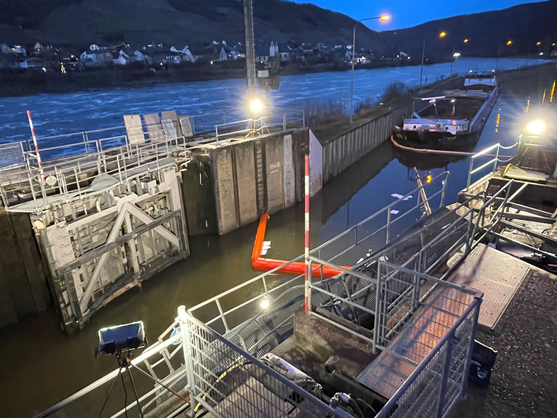 Noch gibt es keine Lösung für die Schiffe auf der Mosel, die nicht weiterkommen.  - Foto: WSA Mosel-Saar-Lahn/dpa