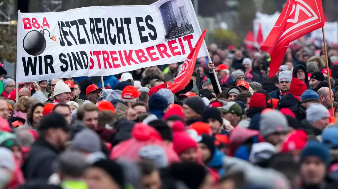 Warnstreik im VW-Stammwerk in Wolfsburg: Vor allem viele Industrieunternehmen planen Stellenstreichungen.  - Bild: Martin Meissner/AP POOL/dpa