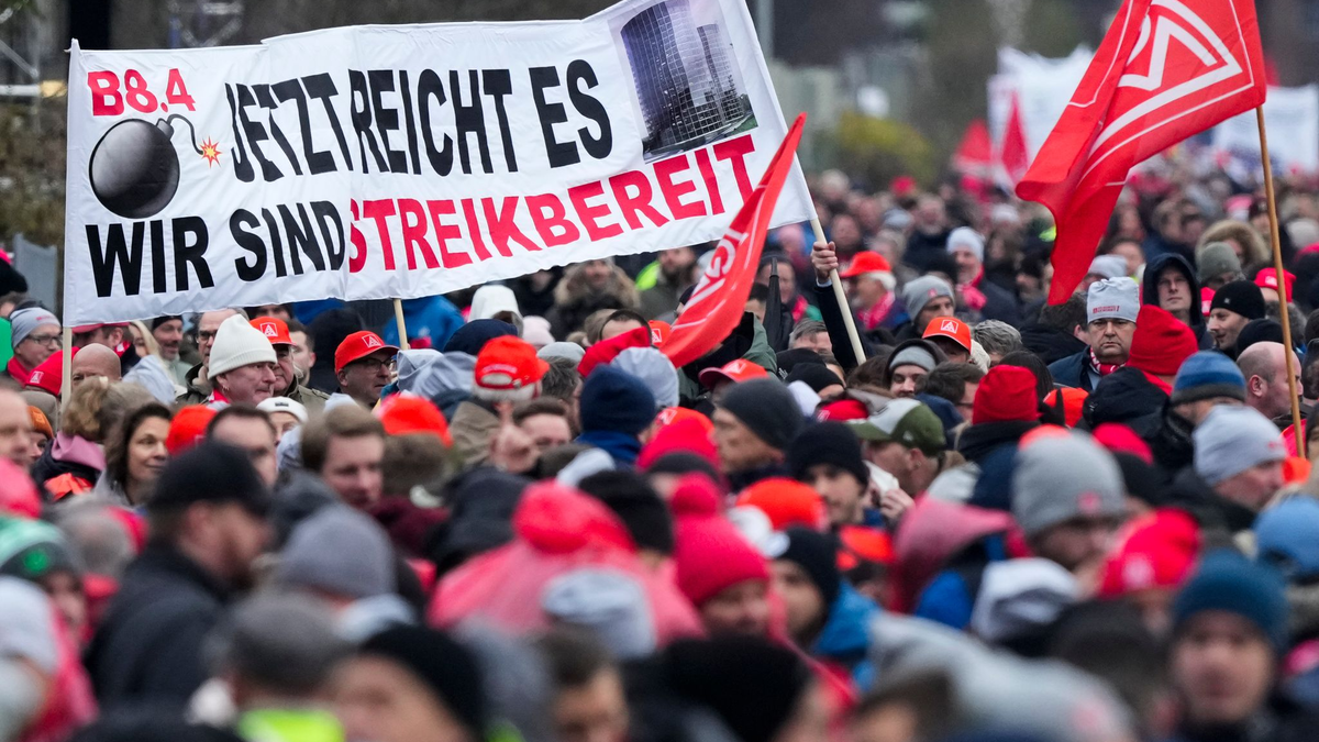 Warnstreik im VW-Stammwerk in Wolfsburg: Vor allem viele Industrieunternehmen planen Stellenstreichungen.  - Foto: Martin Meissner/AP POOL/dpa