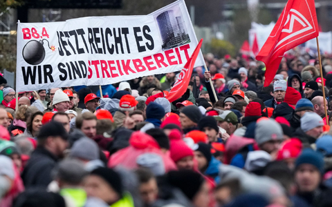 IG-Metall-Chefin Christiane Benner spricht auf der Kundegebung. - Foto: Martin Meissner/AP POOL/dpa