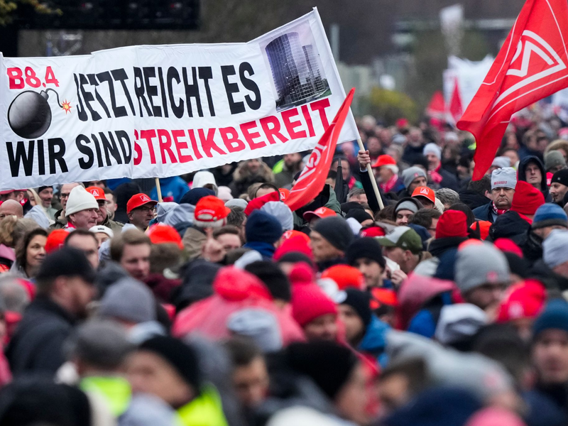 IG-Metall-Chefin Christiane Benner spricht auf der Kundegebung. - Foto: Martin Meissner/AP POOL/dpa