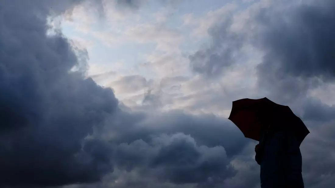 Eine neue KI-basierte Anwendung soll Wettervorhersagen genauer und schneller machen. (Symbolbild) - Bild: Martin Gerten/dpa
