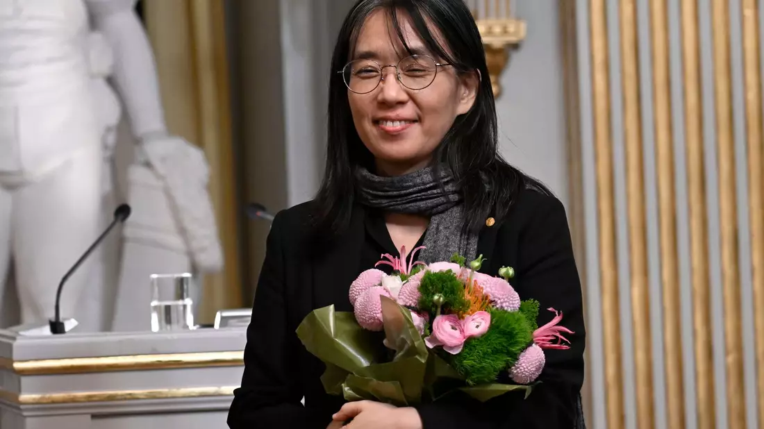 Literaturnobelpreisträgerin Han Kang in Stockholm. - Bild: Pontus Lundahl/TT News Agency/AP/dpa