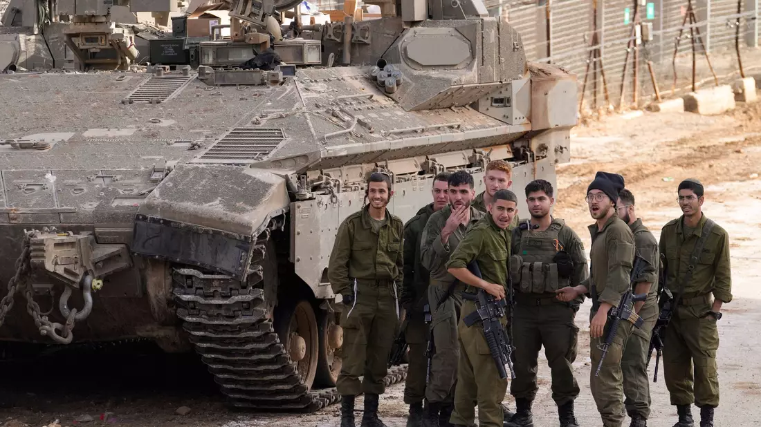 Israel greift laut Aktivisten massiv Militäreinrichtungen in Syrien an.  - Bild: Matias Delacroix/AP