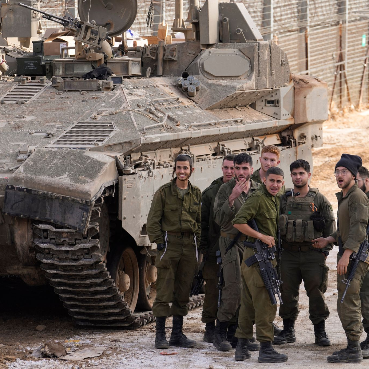 Israel greift laut Aktivisten massiv Militäreinrichtungen in Syrien an.  - Foto: Matias Delacroix/AP