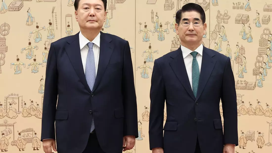 Südkoreas ehemaliger Verteidigungsminister Kim Yong Hyun (r) möchte die alleinige Verantwortung für Verhängung des Kriegsrechts übernehmen. (Archivbild) - Bild: -/Yonhap/dpa