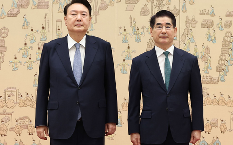 Südkoreas ehemaliger Verteidigungsminister Kim Yong Hyun (r) möchte die alleinige Verantwortung für Verhängung des Kriegsrechts übernehmen. (Archivbild) - Foto: -/Yonhap/dpa Südkoreas ehemaliger Verteidigungsminister Kim Yong Hyun (r) möchte die alleinige Verantwortung für Verhängung des Kriegsrechts übernehmen. (Archivbild) - Foto: -/Yonhap/dpa