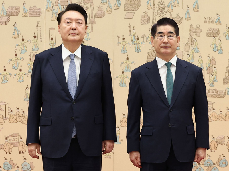 Südkoreas ehemaliger Verteidigungsminister Kim Yong Hyun (r) möchte die alleinige Verantwortung für Verhängung des Kriegsrechts übernehmen. (Archivbild) - Foto: -/Yonhap/dpa