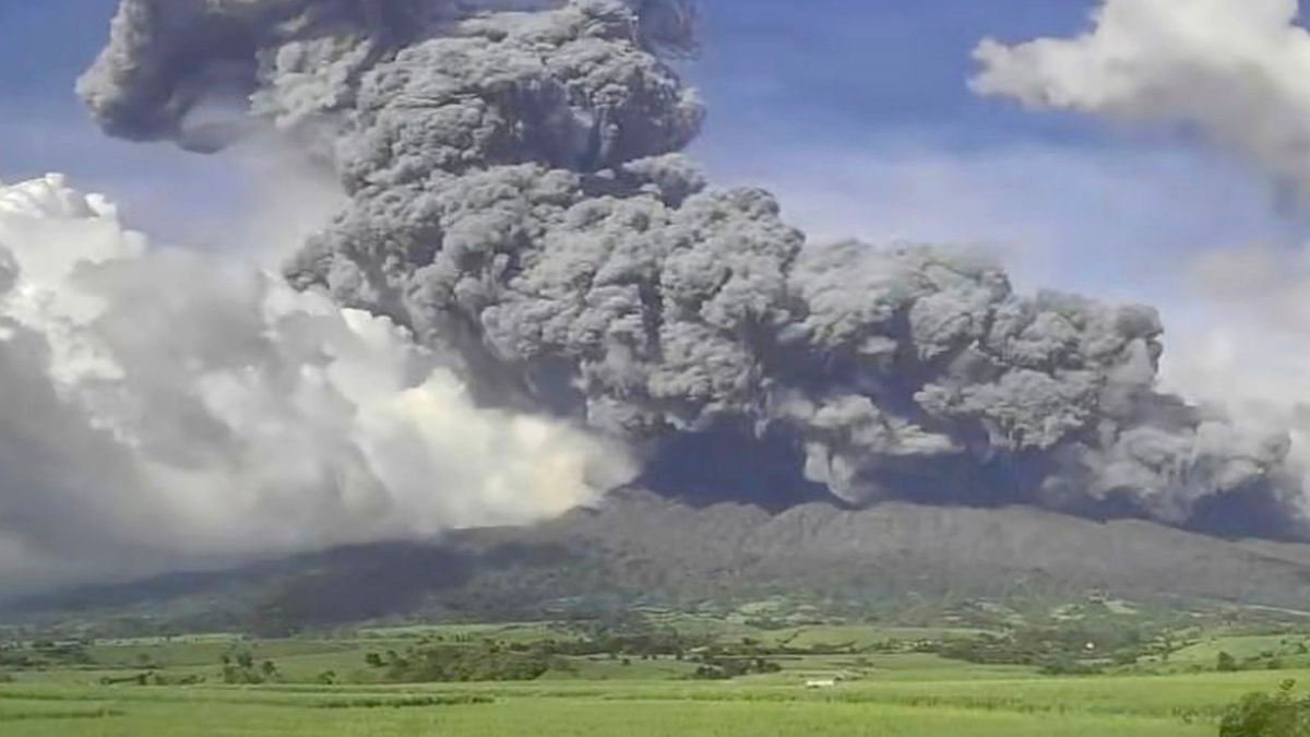 Ein Ausbruch des Vulkans Kanlaon auf den Philippinen hat Tausende Menschen in die Flucht getrieben. - Foto: -/Philippine Institute of Volcanology and Seismology via AP/dpa