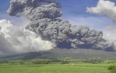 Ein Ausbruch des Vulkans Kanlaon auf den Philippinen hat Tausende Menschen in die Flucht getrieben. - Foto: -/Philippine Institute of Volcanology and Seismology via AP/dpa