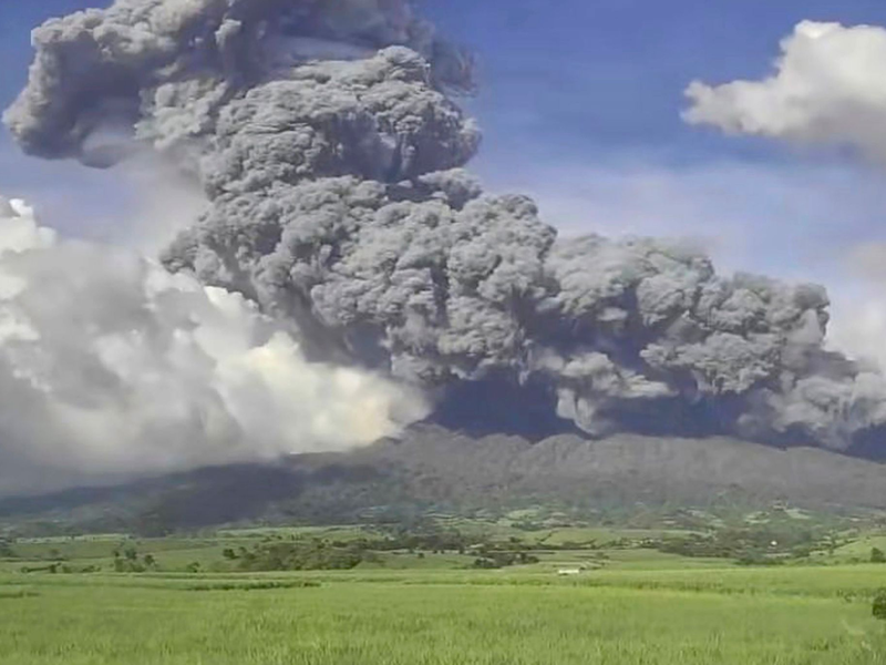 Ein Ausbruch des Vulkans Kanlaon auf den Philippinen hat Tausende Menschen in die Flucht getrieben. - Foto: -/Philippine Institute of Volcanology and Seismology via AP/dpa