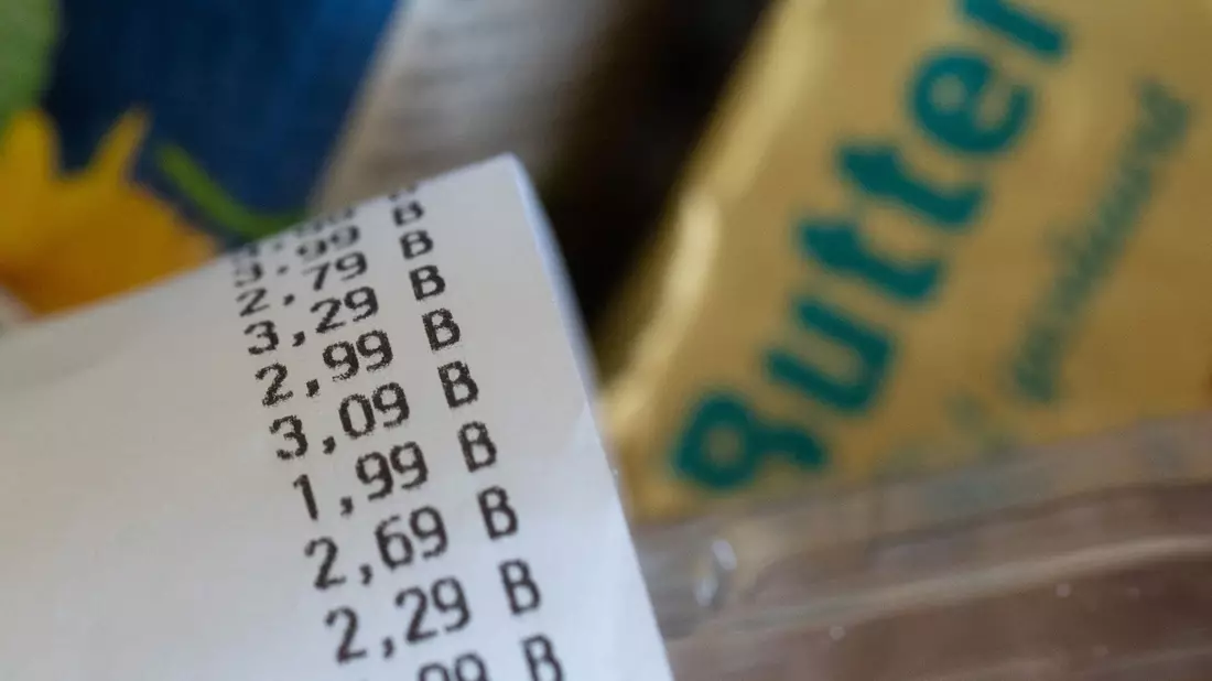 Lebensmittel sind teils deutlich teurer geworden. - Bild: Hendrik Schmidt/dpa