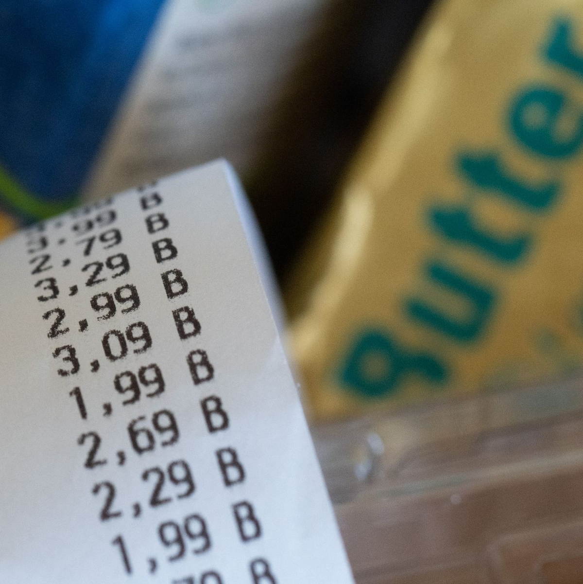 Lebensmittel sind teils deutlich teurer geworden. - Foto: Hendrik Schmidt/dpa