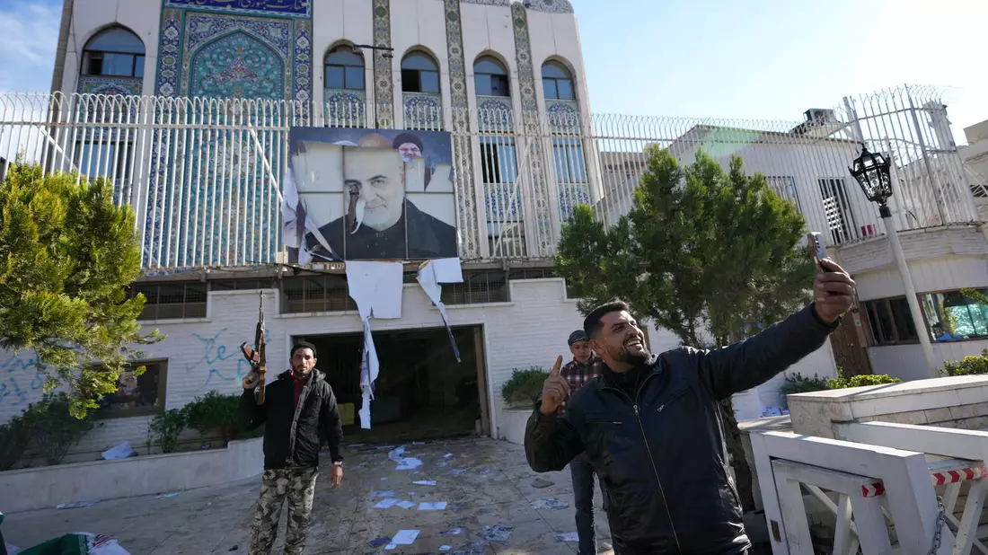Nach dem Umsturz in Syrien stürmten Aufständische die iranische Botschaft in Damaskus. Teheran steht nach dem Sturz von Baschar al-Assad vor einem neuen Dilemma. (Archivbild) - Bild: Hussein Malla/AP/dpa