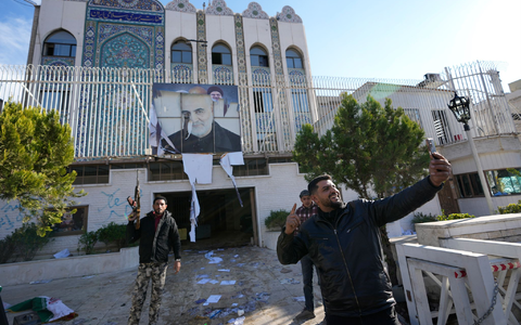 Nach dem Umsturz in Syrien stürmten Aufständische die iranische Botschaft in Damaskus. Teheran steht nach dem Sturz von Baschar al-Assad vor einem neuen Dilemma. (Archivbild) - Foto: Hussein Malla/AP/dpa Nach dem Umsturz in Syrien stürmten Aufständische die iranische Botschaft in Damaskus. Teheran steht nach dem Sturz von Baschar al-Assad vor einem neuen Dilemma. (Archivbild) - Foto: Hussein Malla/AP/dpa