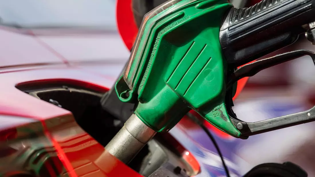 Ein steigender CO2-Preis könnte Tanken teurer machen. - Bild: Christophe Gateau/dpa