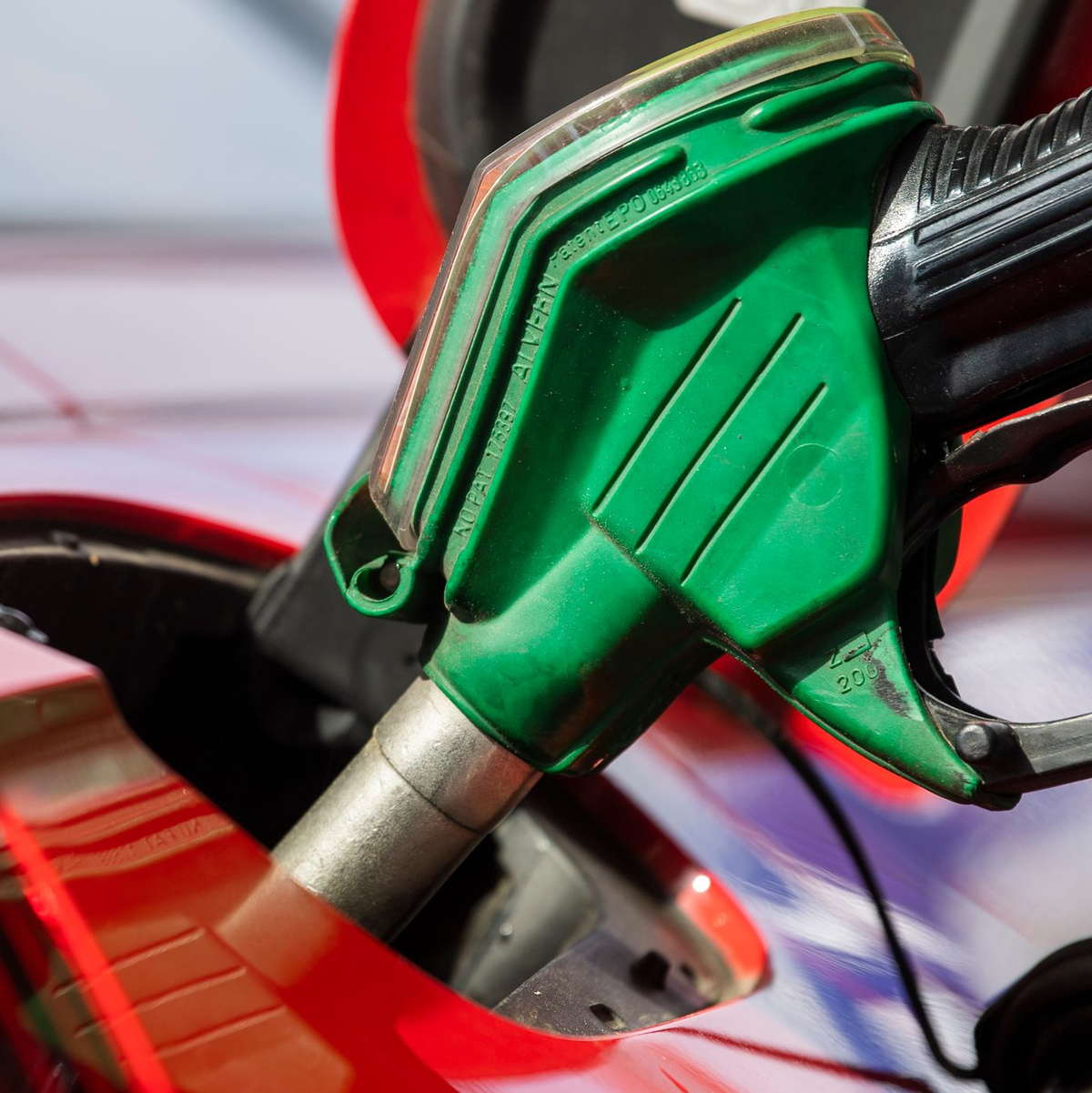 Ein steigender CO2-Preis könnte Tanken teurer machen. - Foto: Christophe Gateau/dpa