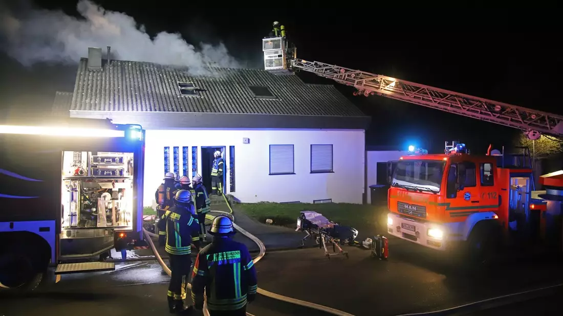 FW LK Neunkirchen: Wohnhaus nach Brand im Dachgeschoss unbewohnbar - Bild: presseportal.de
