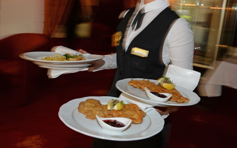 Tierhaltungslogo auch in Gaststätten? SPD und Grüne haben einen Gesetzentwurf vorgelegt. - Foto: Patrick Seeger/dpa