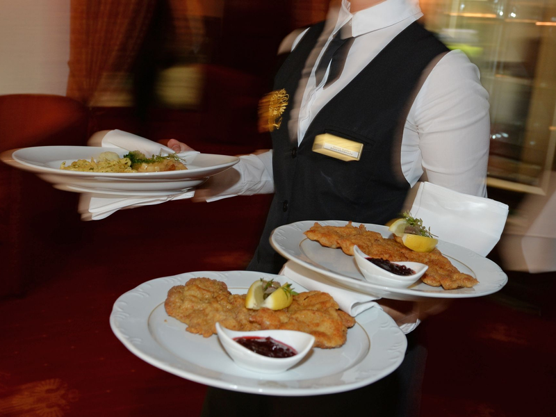 Tierhaltungslogo auch in Gaststätten? SPD und Grüne haben einen Gesetzentwurf vorgelegt. - Foto: Patrick Seeger/dpa