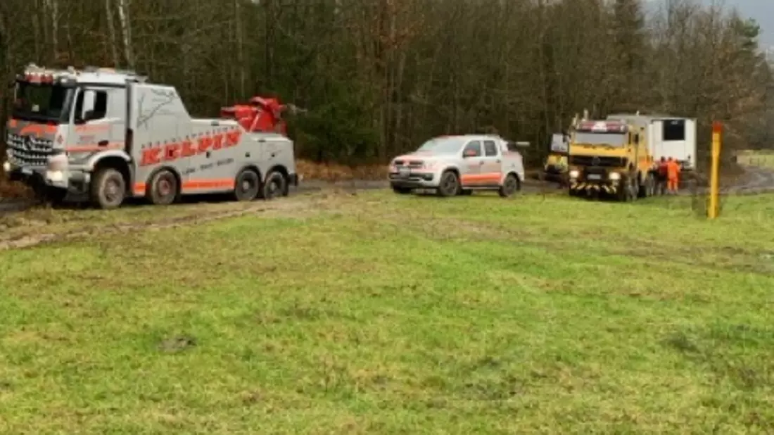 LPI-SLF: Wiederholt festgefahrener LKW bei Weischwitz: Unfallflucht mit mehreren Geschädigten und umständliche Bergung - Bild: presseportal.de