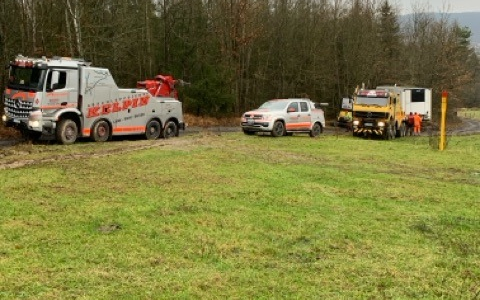 LPI-SLF: Wiederholt festgefahrener LKW bei Weischwitz: Unfallflucht mit mehreren Geschädigten und umständliche Bergung - Foto: presseportal.de