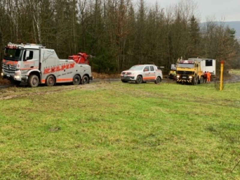 LPI-SLF: Wiederholt festgefahrener LKW bei Weischwitz: Unfallflucht mit mehreren Geschädigten und umständliche Bergung - Foto: presseportal.de