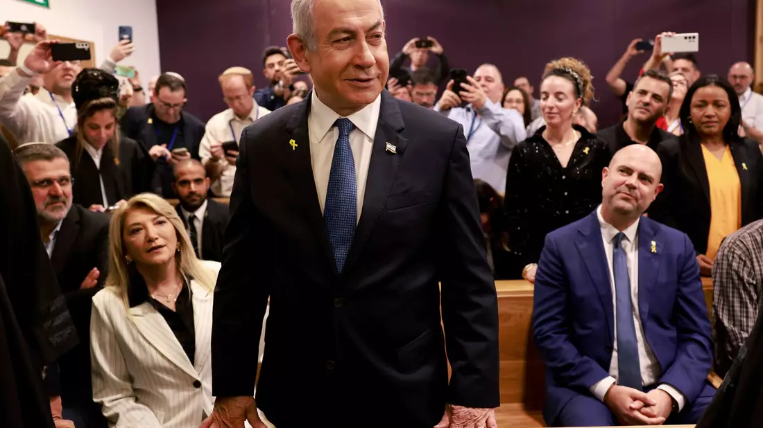 Der israelische Regierungschef Benjamin Netanjahu vor Gericht.  - Bild: Menahem Kahana/AFP Pool/AP/dpa