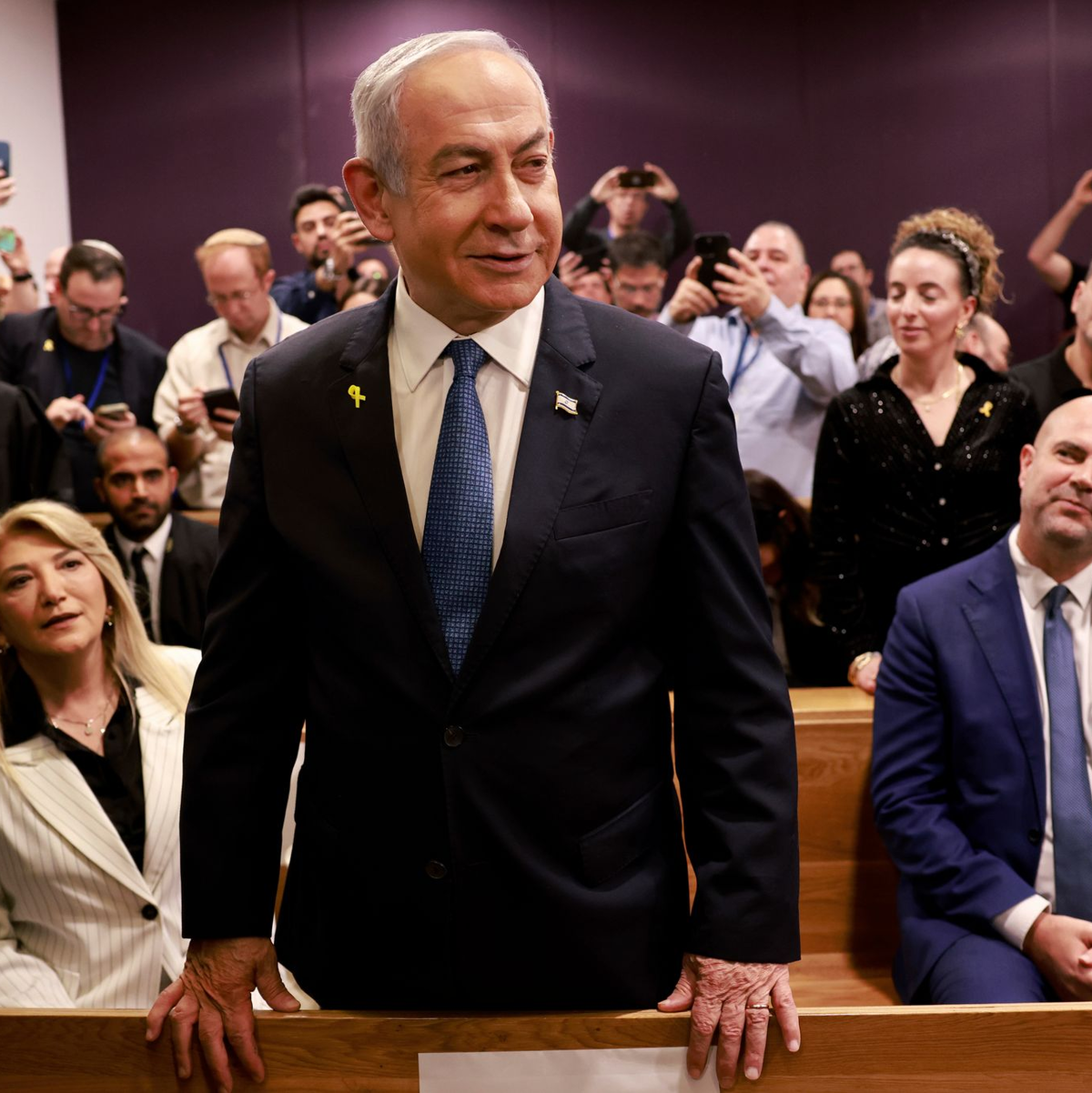 Der israelische Regierungschef Benjamin Netanjahu vor Gericht.  - Foto: Menahem Kahana/AFP Pool/AP/dpa