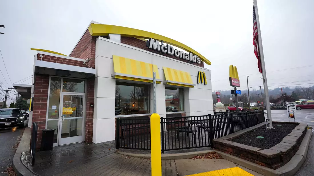 Ein Kunde hatte den Verdächtigen in einem McDonald's-Restaurant von Fahndungsfotos erkannt. - Bild: Gene J. Puskar/AP/dpa