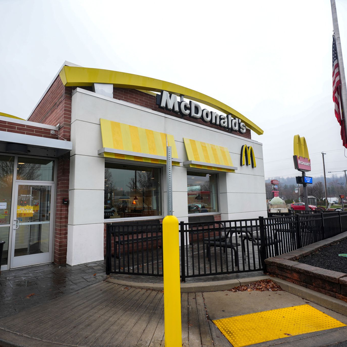 Ein Kunde hatte den Verdächtigen in einem McDonald's-Restaurant von Fahndungsfotos erkannt. - Foto: Gene J. Puskar/AP/dpa