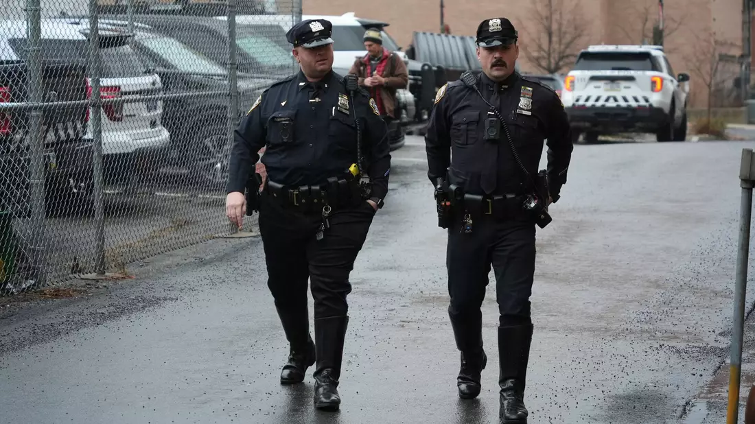Der stellvertretende Kommissar der New Yorker Polizei, Kaz Daughtry, trifft im Altoona Police Department ein, wo ein Mann mit einer Waffe, die der bei der Ermordung des CEO von UnitedHealthcare, Brian Thompson, verwendeten ähnlich sein soll, in Polizeigewahrsam genommen wurde. - Bild: Gene J. Puskar/AP