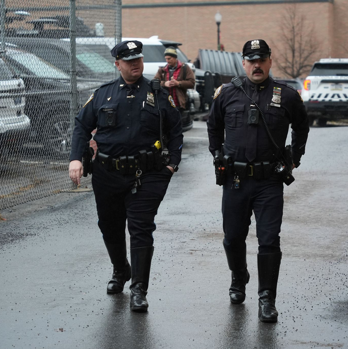 Der stellvertretende Kommissar der New Yorker Polizei, Kaz Daughtry, trifft im Altoona Police Department ein, wo ein Mann mit einer Waffe, die der bei der Ermordung des CEO von UnitedHealthcare, Brian Thompson, verwendeten ähnlich sein soll, in Polizeigewahrsam genommen wurde. - Foto: Gene J. Puskar/AP