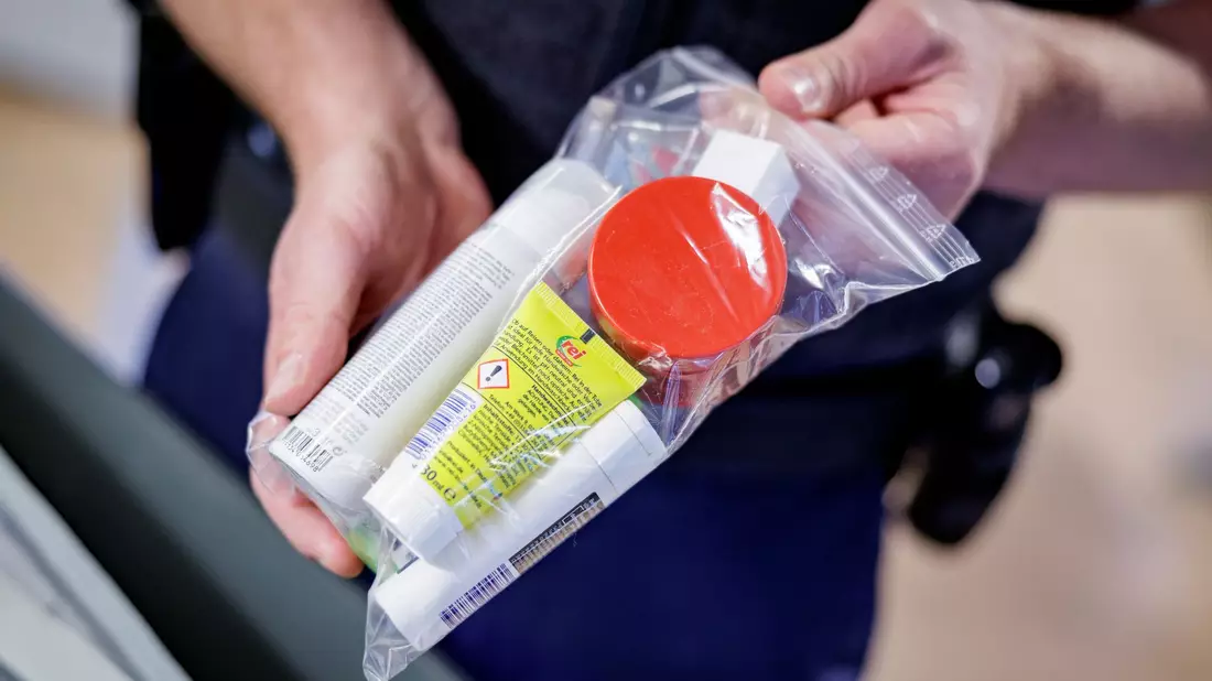 So mussten Flüssigkeiten bislang verpackt werden. (Archivbild) - Bild: Axel Heimken/dpa/dpa-tmn