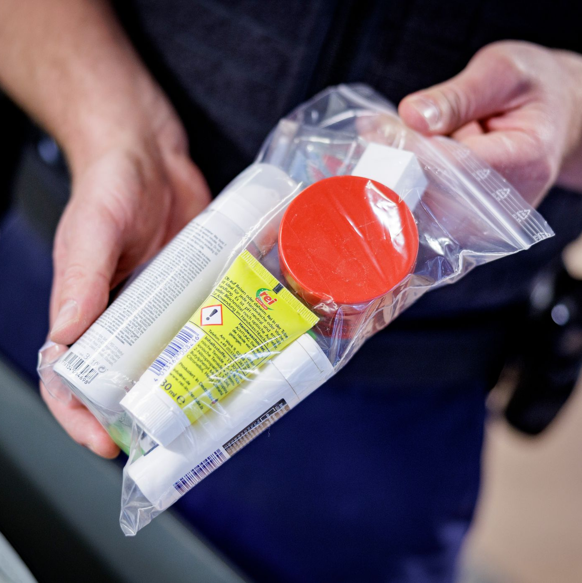 So mussten Flüssigkeiten bislang verpackt werden. (Archivbild) - Foto: Axel Heimken/dpa/dpa-tmn