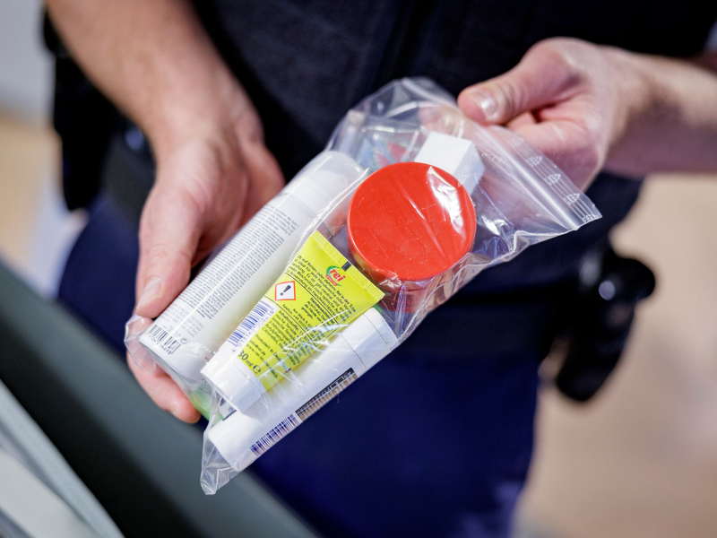 So mussten Flüssigkeiten bislang verpackt werden. (Archivbild) - Foto: Axel Heimken/dpa/dpa-tmn