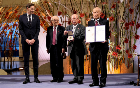 Die drei Co-Vorsitzenden von Nihon Hidankyo nahmen den Friedensnobelpreis in Oslo entgegen. - Foto: Heiko Junge/NTB Pool/AP/dpa