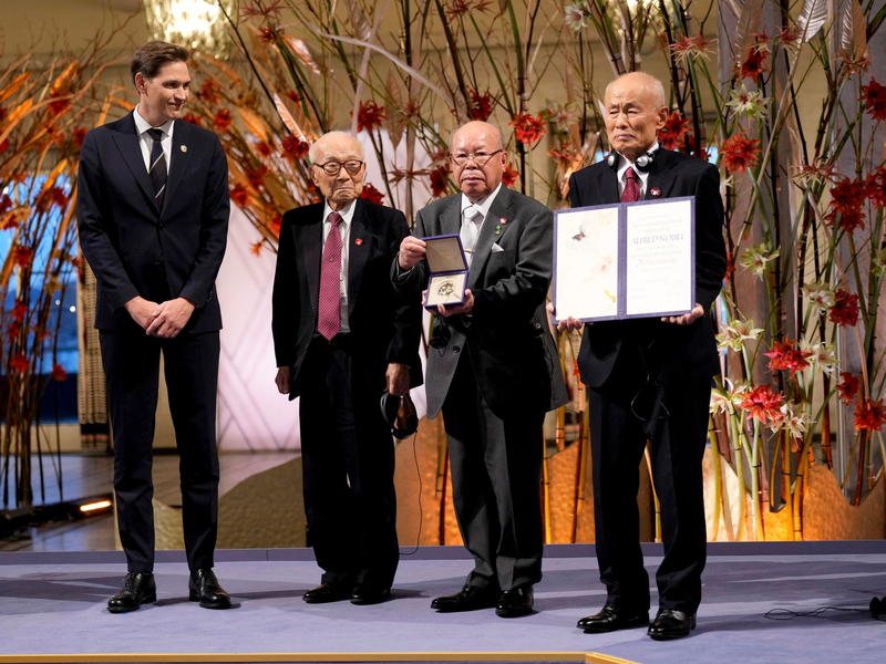 Die drei Co-Vorsitzenden von Nihon Hidankyo nahmen den Friedensnobelpreis in Oslo entgegen. - Foto: Heiko Junge/NTB Pool/AP/dpa