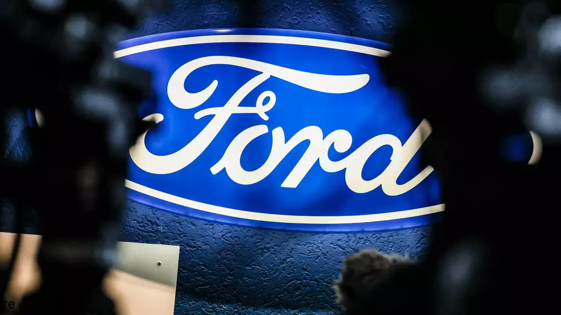 Mitarbeiter der Ford-Werke in Köln machen bei der Betriebsversammlung ihrem Frust Luft.  - Bild: Christoph Reichwein/dpa