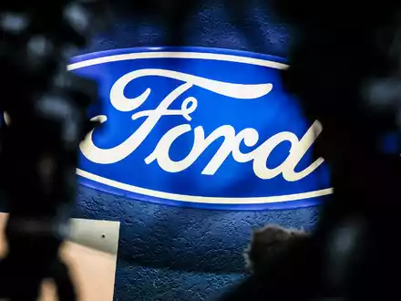 Das Ford-Logo im strahlenden Glanz - bleibt es auch in Zukunft wichtig in Köln? - Foto: Christoph Reichwein/dpa