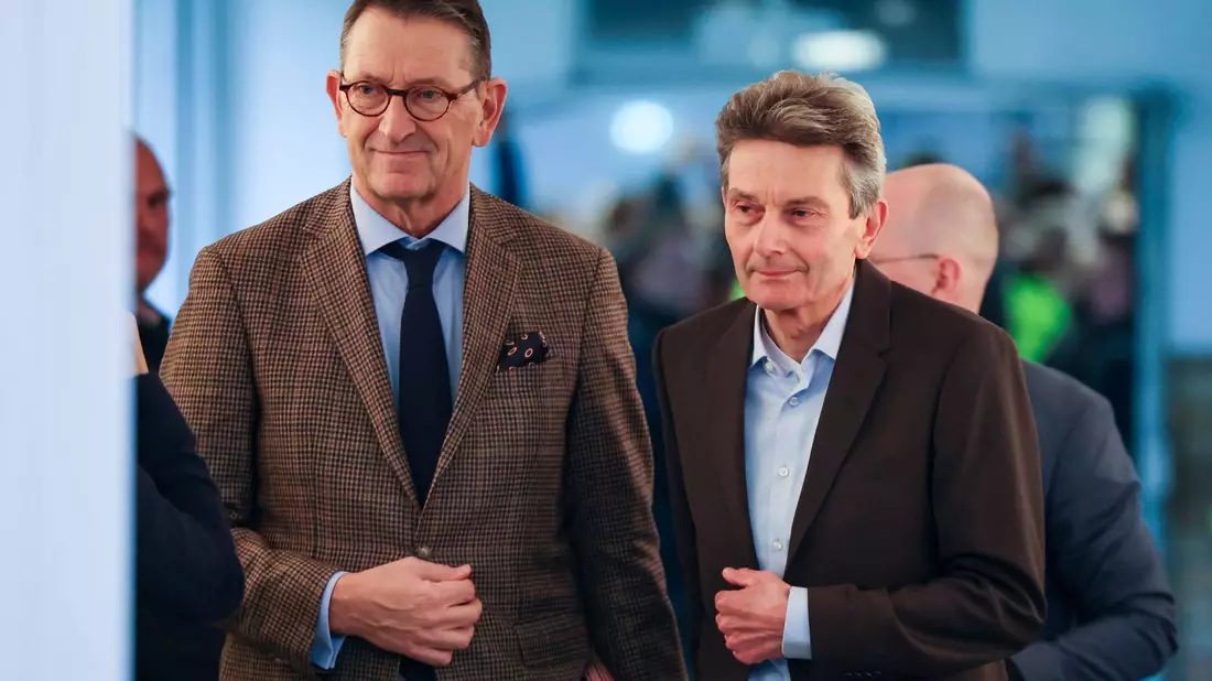 Ford-Geschäftsführer Marcus Wassenberg (l) und SPD-Bundestagsfraktionschef Rolf Mützenich (SPD) bei der Betriebsversammlung am Standort Köln. - Bild: Christoph Reichwein/dpa