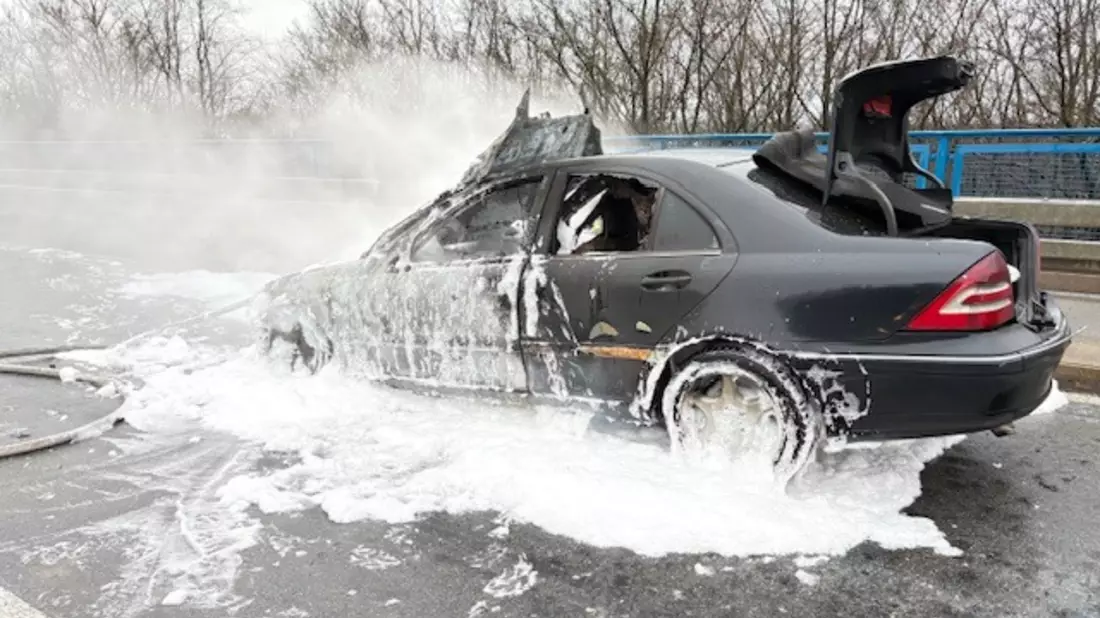 FW-DO: PKW-Brand auf der A 45 im Autobahnkreuz Do-Süd - Bild: presseportal.de